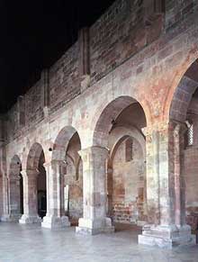 Vestiges de l’église conventuelle d’Alspach : mur de la nef et bas côté